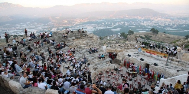Rhadiapolis Antik Tiyatrosu Stoasının Restorasyon İhalesi İmzalandi