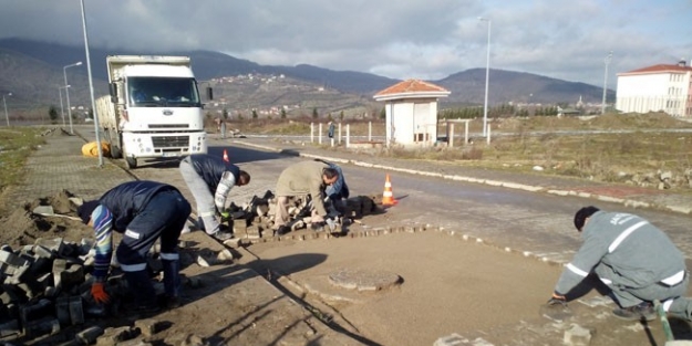 Saltukova’da Bozuk Olan Yollara Parke Taşı Döşeniyor