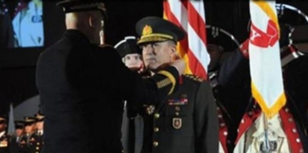 Kendi Türk askerine çuval geçirenden madalya aldı