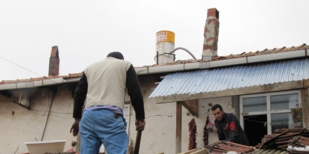 Kar Kütleleri Yüzünden Çöken Ve Zarar Gören Çatilar Yeniden Yapılıyor