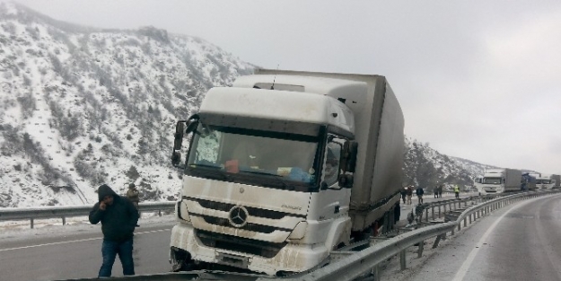 Erzincan’da Zincirleme Kaza;2 Yaralı