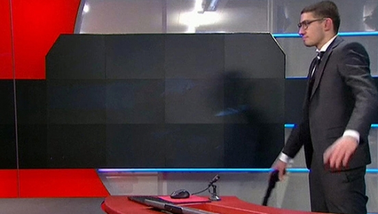 Canlı yayında silahlı baskın!