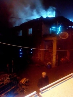 Sobadan çıkan yangın ahşap evi kül etti