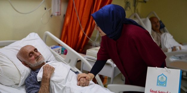 Başkan'ın eşinden böbrek hastalarına ziyaret