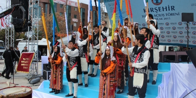 16 bayraklı karşılama