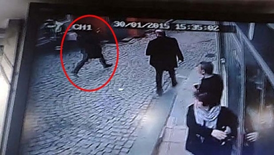 Taksim'de polis noktasına saldıran kadın böyle kaçtı! İZLE