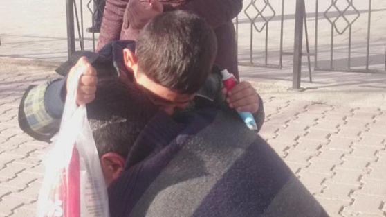 Adliye önünde babasına yalvardı!