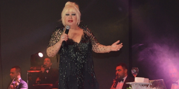 Muazzez Abacı sahnede gözyaşı döktü