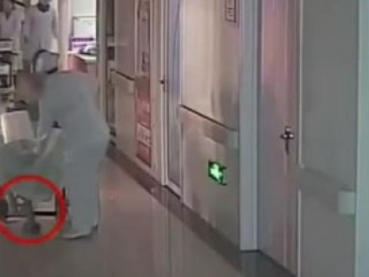 Tekerlekli sandalyede doğum yaptı