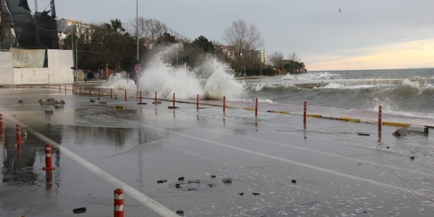 Dalgalar ulaşımı engelledi