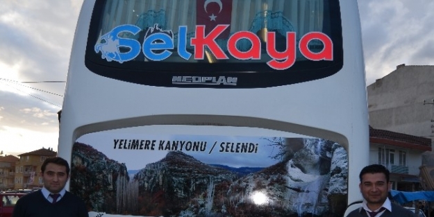 KANYONLARA DESTEK İÇİN OTOBÜSLERİN ARKASINA RESİMLER ASTILAR