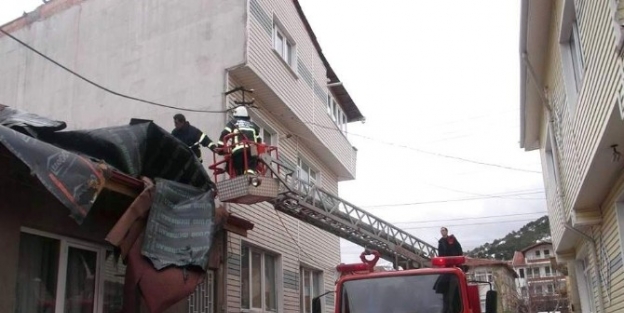 KÜTAHYA’DA FIRTINA ÇATI UÇURDU