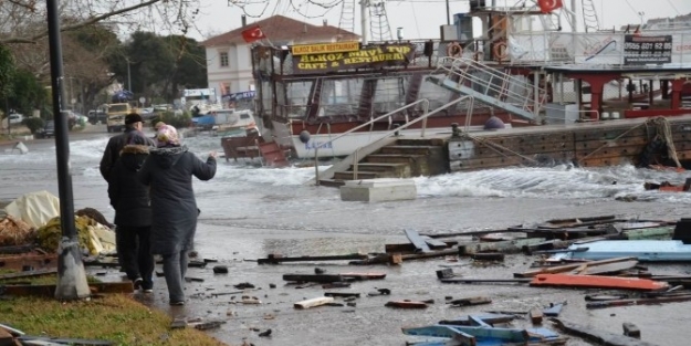 LODOS ERDEK’TE BALIKÇI TEKNELERİNİ BATIRDI