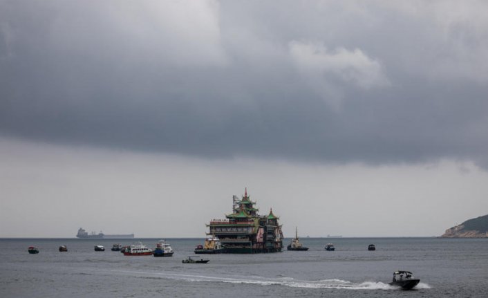 Hong Kong'un simgelerinden yüzen restoran Güney Çin Denizi'nde battı