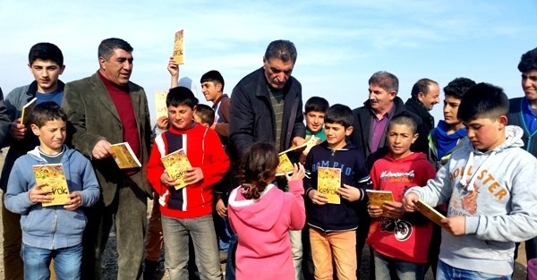 TUZLUCA EŞ BAŞKANI MEHMET GÜLTEKİN, ÇOCUKLARA KİTAP DAĞITTI