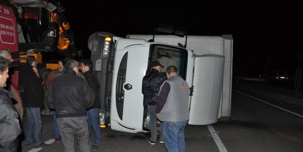 Şiddetli lodos kamyonu devirdi