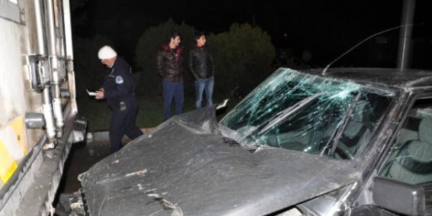 Kırmızı ışıkta bekleyen kamyona feci şekilde çarptı!