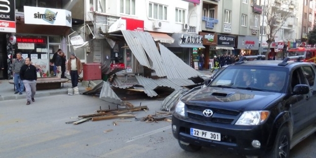 ISPARTA’DA ÇATI UÇTU: 2 YARALI