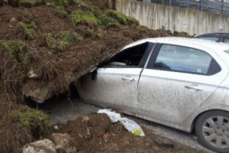 İstinat duvarı 3 aracı hurdaya çevirdi