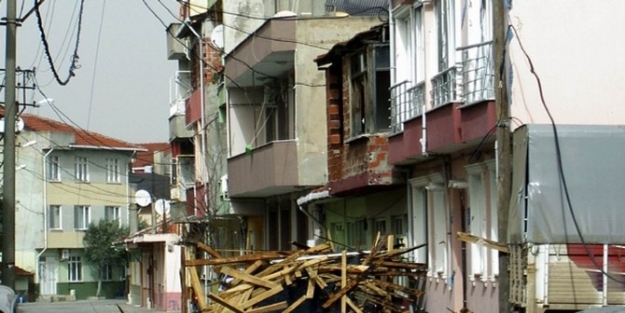 LODOS, GÖNEN’DE ÇATILARI UÇURDU