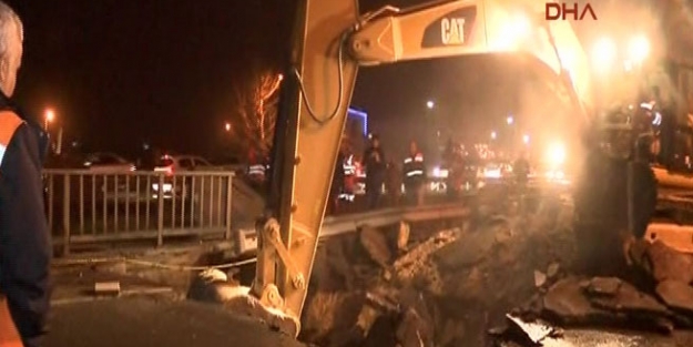 Lodos tarihi köprüyü yıktı!