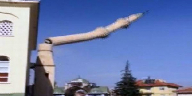 Cami minaresi yerle bir oldu!