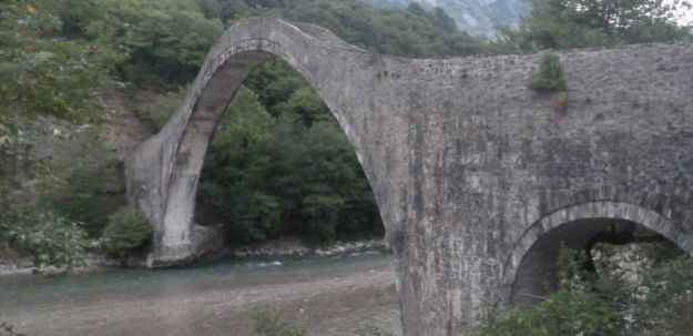 Balkanlar'ın en büyük Osmanlı taş köprüsü yıkıldı