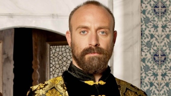 Halit Ergenç yaşlı bir kadına çarptı!