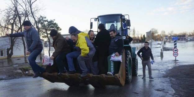 İşe giden vatandaşlara kepçeli servis