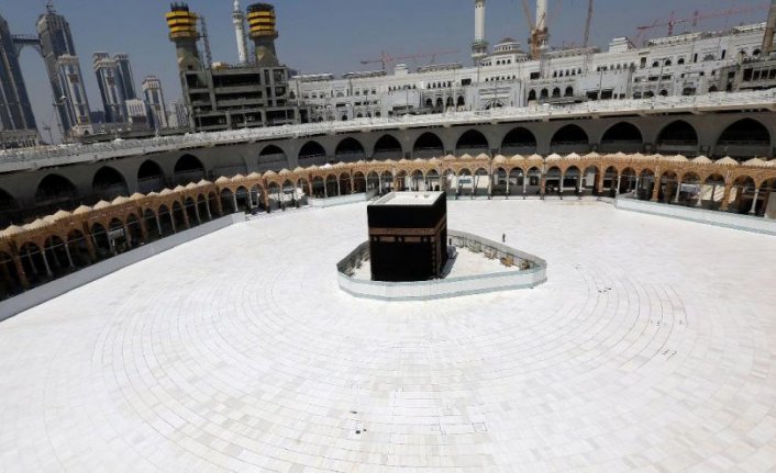 Kabe'ye 'yüz sürmek' yasaklandı