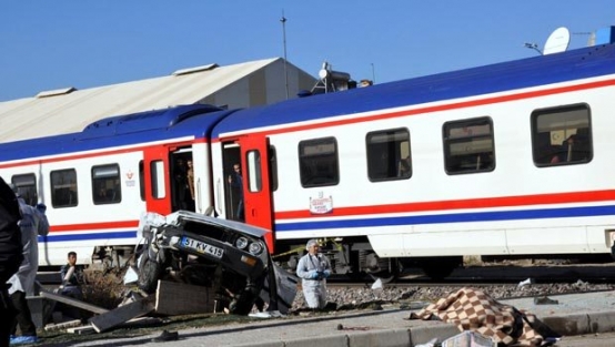 Otomobille tren çarpıştı: 2 ölü!