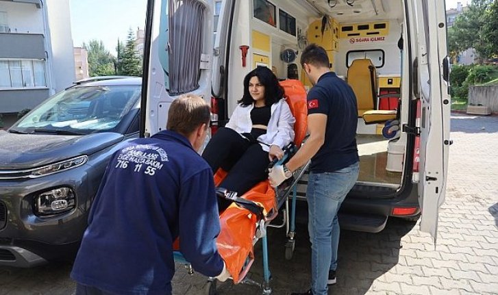 Bursa'da trafik kazası geçiren genç sınava ambulansla geldi