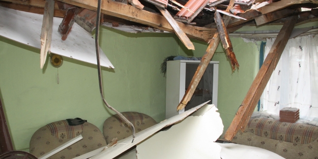 Lodos evsiz bıraktı