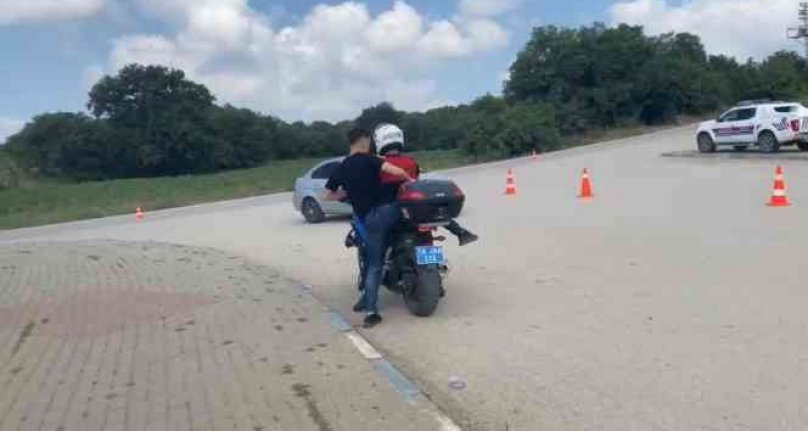 Bursa'da sınava geç kalan öğrencinin imdadına jandarma motorize timi yetiştirdi