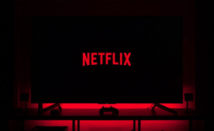 Netflix dizisinin iki oyuncusu kazada öldü!