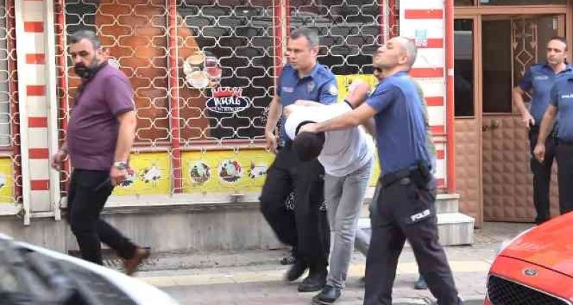 Bursa'da üvey annesini darp edip kendini eve kilitledi