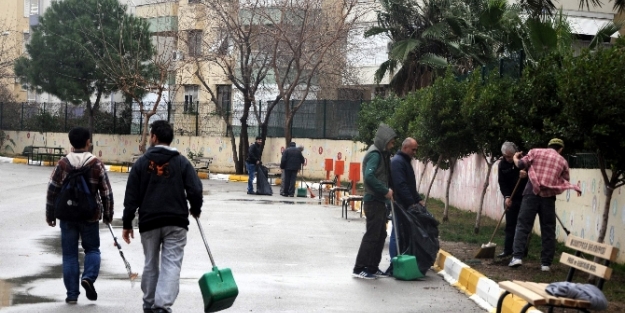 Cezalarını okul temizleyerek çekiyorlar