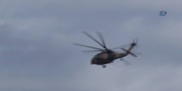 Askeri helikopterler afet bölgesinde