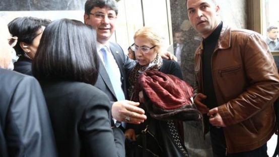 AK Parti grup toplantısında kadına sert müdahale