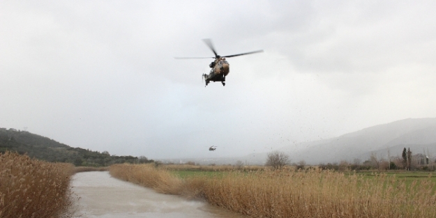 3 pilot kayıp helikopter için havalandı