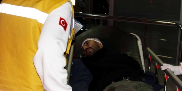 Tartıştığı kocasını odunla dövdü