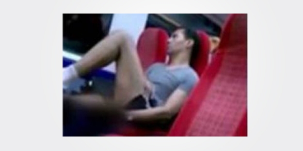 Trende penisini çıkartıp...