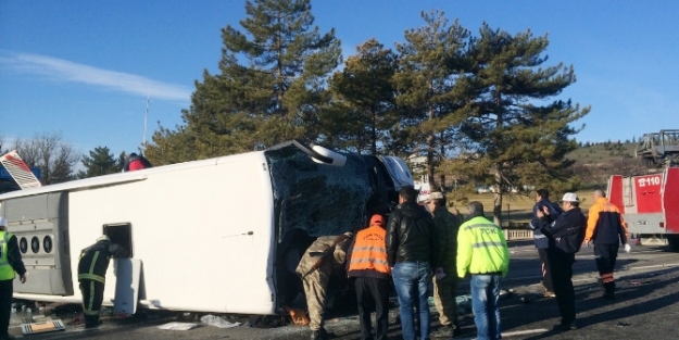 Yolcu otobüsü iş makinesine çarptı: 24 yaralı