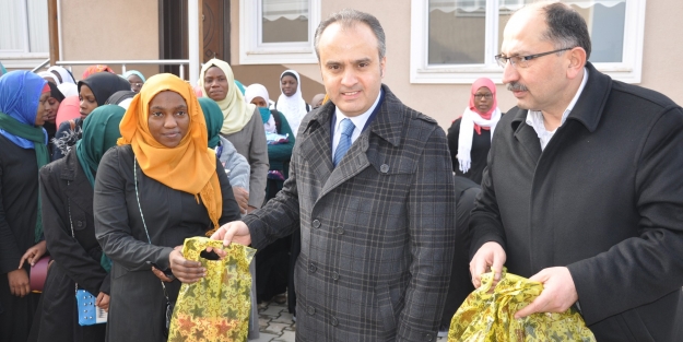 Hediyelerle uğurlandılar!