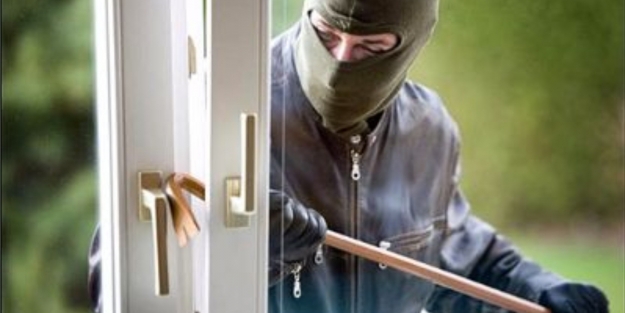 Hırsız ev sahibini kapıda karşılayınca...