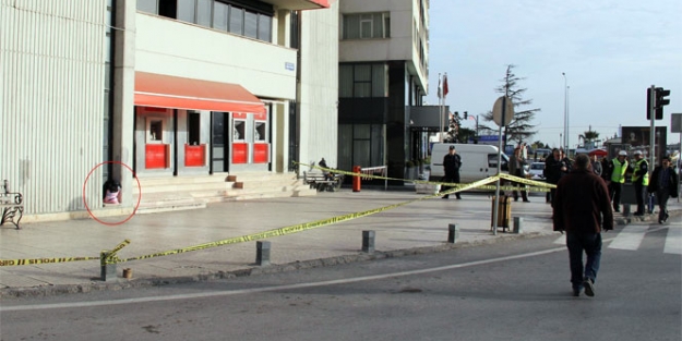 Banka önünde şüpheli poşet alarmı!