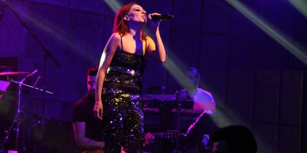 Yıldız Tilbe Bursalı hayranlarıyla buluştu