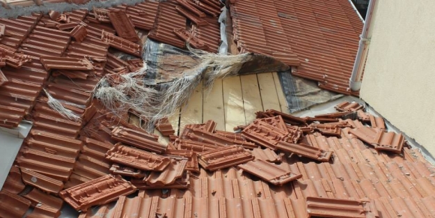 Lodos okulları zarara soktu