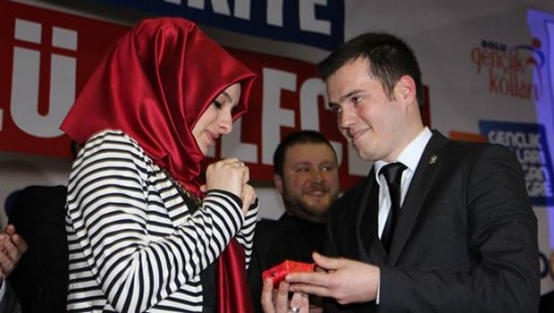 AK Partili Başkan'dan kongrede evlenme teklifi