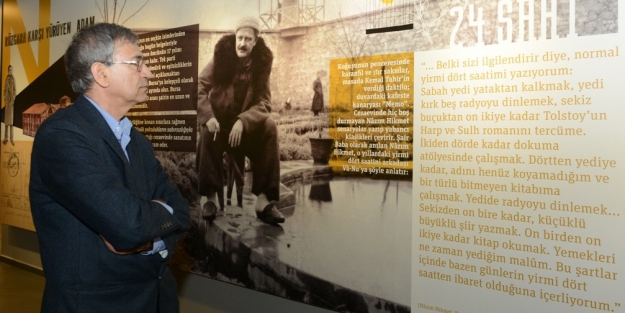 Orhan Pamuk Şiir Kütüphanesi'ne hayran kaldı